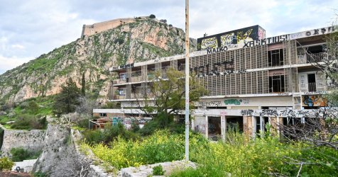 Ναύπλιο: Μαθήτρια τραυματίστηκε σοβαρά – Έπεσε στο κενό από το παλιό ΞΕΝΙΑ (Εικόνες)