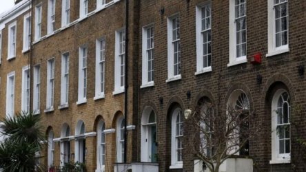 “Υπνοδωμάτια προς πώληση”: Η στεγαστική κρίση στην Ευρώπη οδηγεί τους νέους σε λύσεις απελπισίας