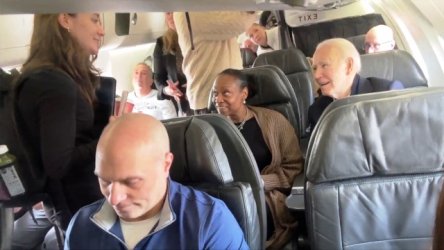 Ο Τζο Μπάιντεν όπως δεν τον έχετε δει ποτέ: Πέταξε με εμπορική πτήση και χαιρέτισε δια χειραψίας τους επιβάτες (Βίντεο)