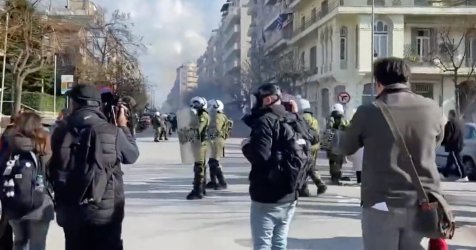 Μολότοφ και πετροπόλεμος στη συγκέντρωση για τα Τέμπη στη Θεσσαλονίκη (βίντεο)