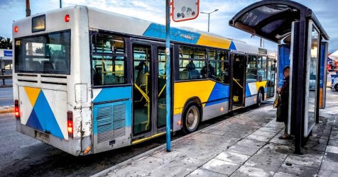 Άγρια επίθεση σε λεωφορείο στη Γλυφάδα: 24χρονος κάρφωσε στιλό στο μάτι επιβάτη