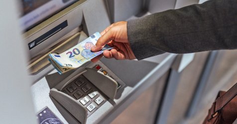 Οι τράπεζες συνεχίζουν το «πάρτι» με τα επιτόκια – «Παγώνουν» τις καταθέσεις, ακριβαίνουν τα δάνεια