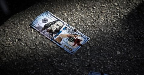 «Ματωμένα πετροδόλαρα» πέταξαν οι ναυτεργάτες έξω από τα γραφεία της Ένωσης Ελλήνων Εφοπλιστών (Βίντεο)