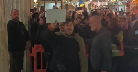 Μπραντ Πιτ: Τα έδωσαν όλα θαυμαστές που τον περίμεναν έξω από το δημαρχείο – Βίντεο