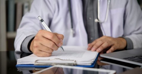 Φρίκη στην Πάτρα: Γνωστός γυναικολόγος συνελήφθη για διακίνηση παιδικής πορνογραφίας