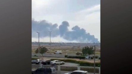 Bloomberg: Τα ΗΑΕ κλείνουν το μεγαλύτερο διυλιστήριο πετρελαίου της περιοχής μετά από πλήγμα από drone (Βίντεο)