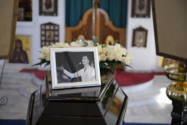 Γιώργος Μαρίνος: Το τελευταίο αντίο στο κοιμητήριο Βούλας σε στενό κύκλο (εικόνες, βίντεο)