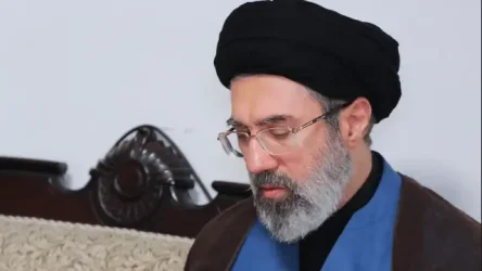 Μοτζτάμπα Χαμενεΐ: Mεταφέρθηκε για χειρουργείο στη Μόσχα, λέει η Daily Mail, επικαλούμενη κουβεϊτιανά ΜΜΕ