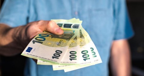 Φόροι και… έκτακτα επιδόματα: Τι θα δώσει η κυβέρνηση