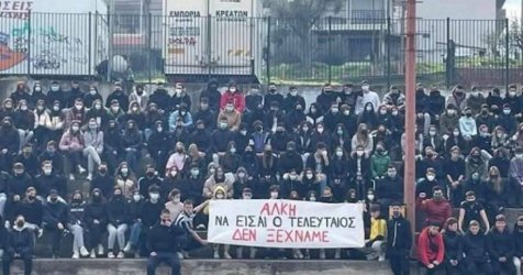 Καλαμαριά: Η ιστορία πίσω από τη συγκλονιστική εικόνα – Όταν ο 20χρονος Κλεομένης κρατούσε πανό για τον Άλκη