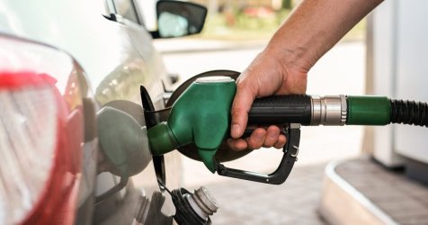 Βενζίνη σε «τρελό» ράλι: Πού ξεπέρασε τα 2 ευρώ/λίτρο – Οι περιοχές με τη φθηνότερη αμόλυβδη