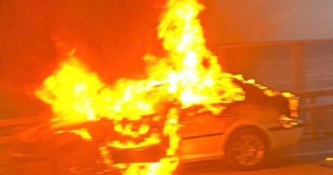 Φωτιά σε αυτοκίνητο στην Αθηνών – Σουνίου, σώος ο οδηγός