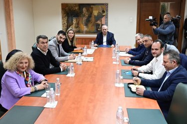 «Θεοδωρικάκος και βενζινοπώλες: Οριστική συμφωνία με 3.000 ευρώ voucher – Τέλος οι απεργιακές απεργίες!»