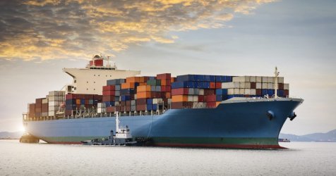 «Άγρια Δύση» στην εμπορική ναυτιλία: Εκτοξεύονται τα κόστη μεταφοράς, ακριβαίνουν τα προϊόντα