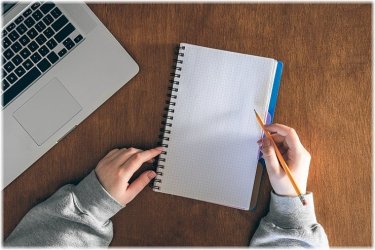 Η “αναγέννηση” του χειρόγραφου: Γιατί η “γενιά Άλφα” ξαναμαθαίνει γραφή με το χέρι