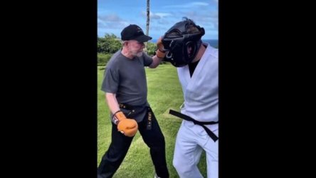 Τσακ Νόρις: “Δεν μεγαλώνω” – Η τελευταία ανάρτηση στα γενέθλιά του και το βίντεο που τον δείχνει να χτυπάει σάκο του μποξ