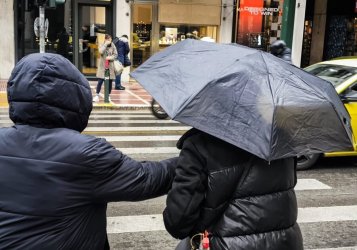 Καιρός: Βροχές σε πολλές περιοχές, «τσιμπάει» λίγο η θερμοκρασία – Πού θα χιονίσει