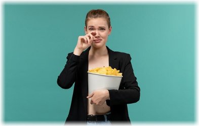 Τραγανά σνακ: Γιατί τα “λαχταράμε” και πώς τα κάνουμε υγιεινά