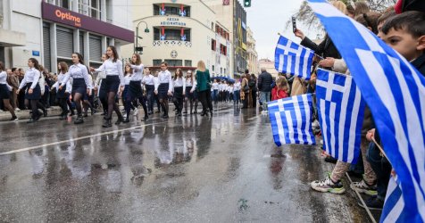 Καιρός 25ης Μαρτίου: Παρελάσεις με… μπουφανάκι και ψιχάλες – Τι δείχνουν τα τελευταία προγνωστικά