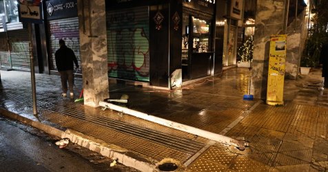 Πανικός στα Εξάρχεια – Αυτοκίνητο καρφώθηκε σε καφετέρια (Βίντεο)