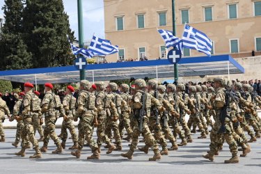 25η Μαρτίου: Ολοκληρώθηκε με λαμπρότητα η στρατιωτική παρέλαση στην Αθήνα – Εντυπωσιακές εικόνες και βίντεο