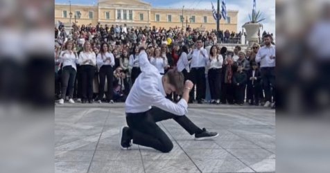 Το viral ζεϊμπέκικο μετά την παρέλαση που «ξεσήκωσε» το Σύνταγμα και το… TikTok