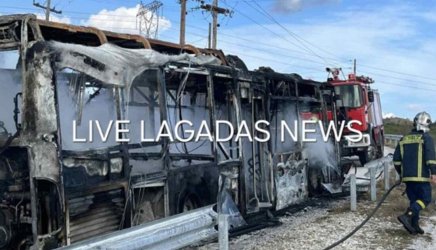 Στις φλόγες λεωφορείο του ΚΤΕΛ Θεσσαλονίκης – Κάηκε ολοσχερώς (Εικόνες)