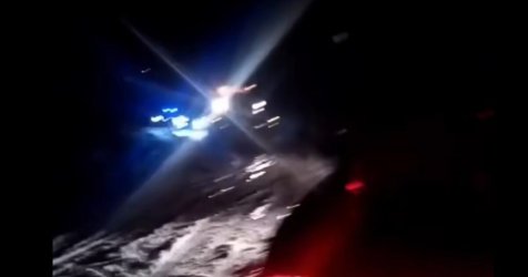 Οδηγοί εγκλωβίστηκαν στα οχήματά τους στο Πάπιγκο – Αυτοκίνητο έπεσε στον γκρεμό