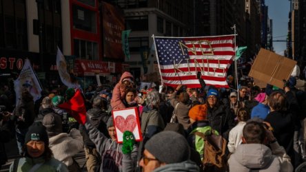 ΗΠΑ: Συγκεντρώσεις σε όλη τη χώρα κατά του Τραμπ – “Όχι Βασιλιάδες, όχι πόλεμος” το σύνθημα – Συμμετείχε και ο Ρόμπερτ Ντε Νίρο