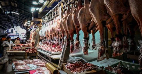 Πασχαλινό τραπέζι: Στα ύψη και φέτος οι τιμές – Πόσο ακριβότερα θα το πληρώσουμε