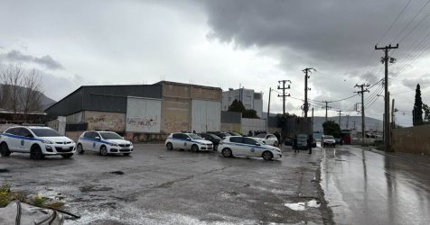 «Ντου» της ΕΛ.ΑΣ στο Ίλιον: Όπλα, ναρκωτικά και… εξοπλισμός αστυνομικού σε σπίτι-«γιάφκα» (Εικόνες)