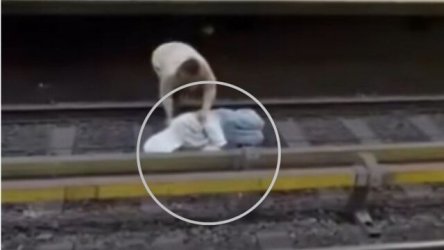 Απίστευτο περιστατικό στις Βρυξέλλες: Άνδρας ξάπλωσε στις ράγες του μετρό – Επιβάτες ρίσκαραν τη ζωή τους για να τον σώσουν (Βίντεο)