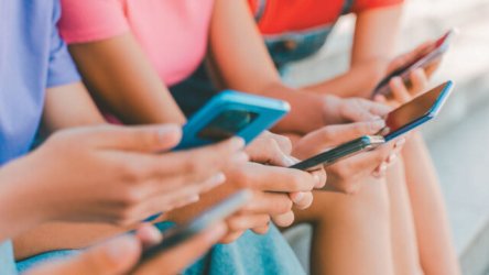 “Γκάζι” πατάει το Ευρωπαϊκό Κοινοβούλιο για πλαφόν στην πρόσβαση ανηλίκων στα social media – Οι προτάσεις και οι πιέσεις για κοινή, αποτελεσματική γραμμή