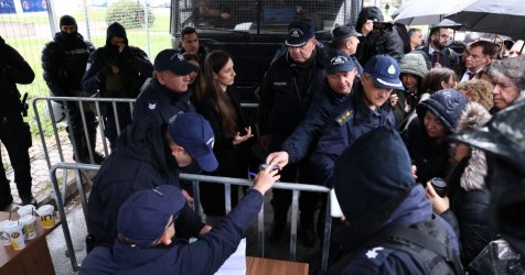 Διεκόπη η δίκη για τα Τέμπη: Φωνές και γιουχαΐσματα στην αίθουσα – Επεισόδιο με Ρούτσι – LIVE BLOG