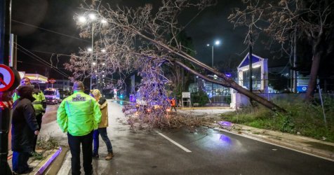 Φονική η κακοκαιρία Erminio: Ένας νεκρός στη Νέα Μάκρη, παρασύρθηκε από ρέμα – Βροχές έως το βράδυ