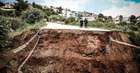 Απίστευτες εικόνες στην Καλλιτεχνούπολη: Η κακοκαιρία Erminio έκοψε στη μέση τον δρόμο (Βίντεο)