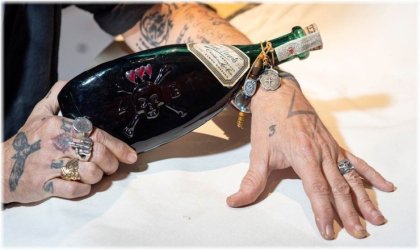 Ο Τζόνι Ντεπ λανσάρει ρούμι, με φιάλη εμπνευσμένη από τα τατουάζ του – Τη σχεδίασε ο ίδιος