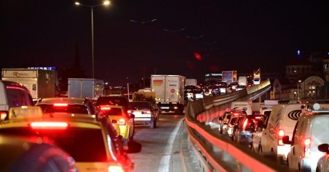 Kίνηση στους δρόμους: Μποτιλιάρισμα χιλιομέτρων στον Κηφισό λόγω φωτιάς σε φορτηγό