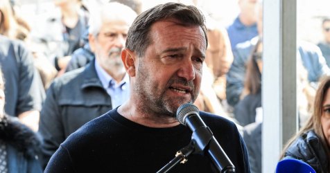 Βαριά υπονοούμενα Πλακιά για τα οικονομικά των Τεμπών: «Τα 600.000 ευρώ από τη συναυλία τα χειρίζεται η Καρυστιανού» (βίντεο)