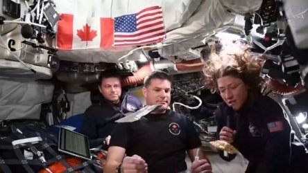 Artemis II: “Μην ανησυχείτε, το Διάστημα έχει μακαρόνια με τυρί” – Με… χαλασμένη τουαλέτα πλησιάζει το Φεγγάρι το πλήρωμα του Orion (Βίντεο)