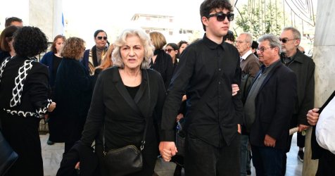 Βασίλης Ρίζος: Σε βαρύ κλίμα η κηδεία του γιου της Θεανώς Φωτίου – Όλες οι «φυλές» της Αριστεράς στο Α’ Νεκροταφείο