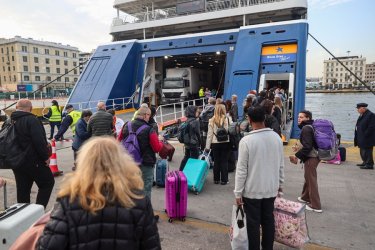 Πάσχα στο χωριό για χιλιάδες Αθηναίους: Κορυφώνεται η έξοδος σήμερα – Γεμάτα τα πλοία και τα ΚΤΕΛ