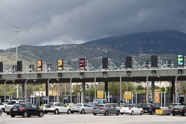 Κορυφώνεται η πασχαλινή έξοδος: Εικόνες «κοσμοπλημμύρας» σε λιμάνια και ΚΤΕΛ – Αυξημένη η κίνηση στους δρόμους