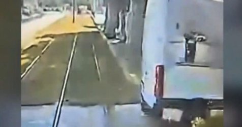 Καλαμάκι: Σοκαριστική στιγμή – Φορτηγάκι οπισθοχωρεί και συγκρούεται με τραμ!