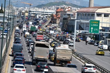 Κορυφώνεται η έξοδος των εκδρομέων του Πάσχα με ουρές χιλιομέτρων – Η εικόνα σε διόδια, λιμάνια και λεωφορεία