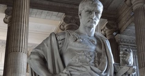 «Από το «κάψιμο» των Δικαστικών Συμβουλίων στο «ψήσιμο» υπουργών: Μια ανατρεπτική ματιά στο Ακρωτήρι Χανίων»