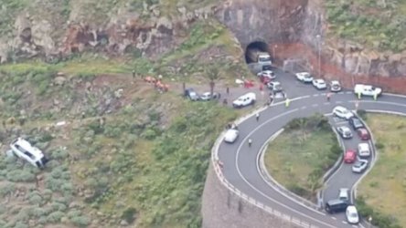 Τραγωδία στις Κανάριες Νήσους: Τουλάχιστον ένας νεκρός και δεκάδες τραυματίες σε τροχαίο (Βίντεο)