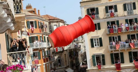 Tο σπάσιμο των μπότηδων στην Κέρκυρα – Δείτε Live