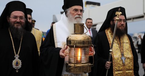 «Άγιο Φως: Με τιμές αρχηγού κράτους στην Αθήνα – Ξεκίνησε η πανελλαδική μεταφορά του»