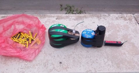 Πειραιάς: Σύλληψη 15χρονου που πέταξε κροτίδα σε λεωφορείο – Είχε γκαζάκια στο σακίδιό του